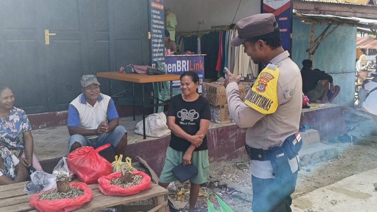 Personel Polsek Rote Barat Laut Lakukan Pengamanan di Pasar Busalangga Pastikan Kenyamanan Masyarakat