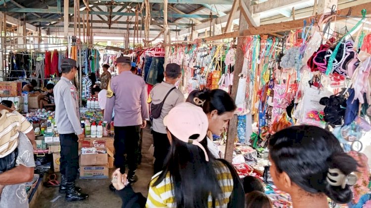 Patroli Dialogis dan Pengamanan di Pasar Tudameda, Polsek Rote Barat Daya Pastikan Kenyamanan Masyarakat