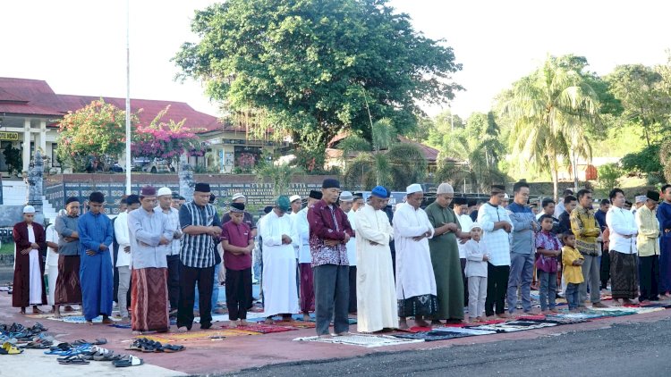 Bersama Masyarakat Polres Rote Ndao Gelar Sholat Idul Adha 1447 H di Halaman Mapolres Rote Ndao