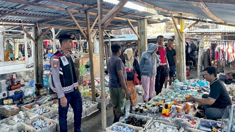 Pastikan Aktifitas Masyarakat di Pasar Oele Berjalan Aman, Polsek Rote Selatan Lakukan Patroli Dialogis