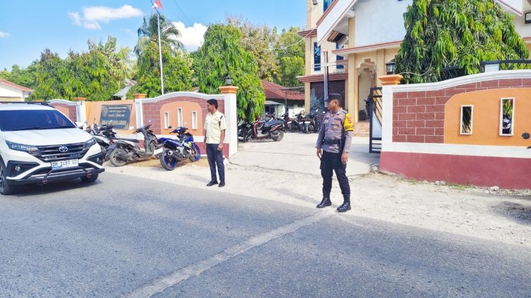 Pastikan Ibadah Berjalan Aman, Polsek Lobalain  Lakukan Pengamanan