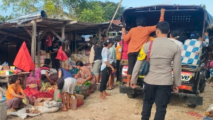 Pastikan Keamanan Terjamin Bagi Masyarakat, Polsek Rote Selatan Lakukan Pengamanan di Pasar Oele