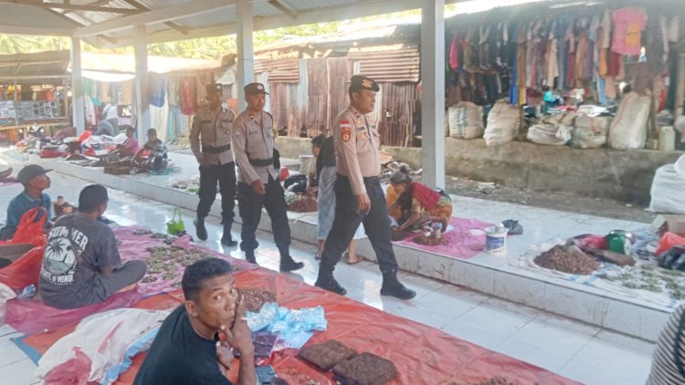 Pastikan Kenyamanan Masyarakat di Pasar Busalangga,Polsek Rote Barat Laut Tingkatkan Pengamanan