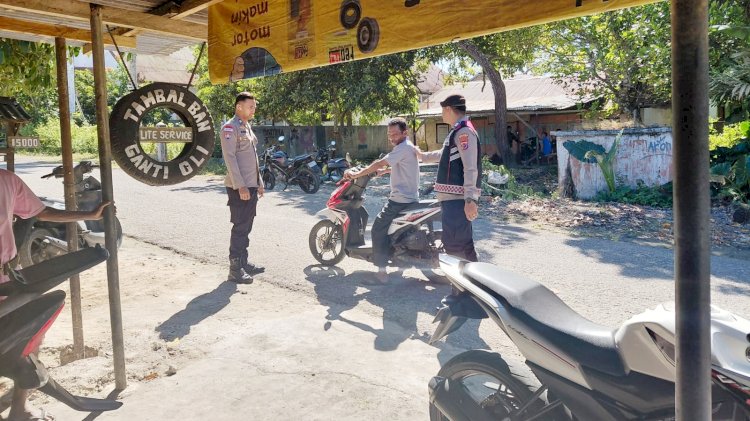 Personel Polsek Rote Selatan Lakukan Edukasi Kamseltibcarlantas Bagi Pengendara