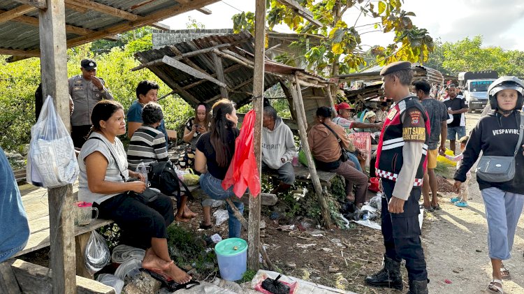 Pastikan Keamanan Masyarakat, Polsek Rote Selatan Lakukan Pengamanan di Pasar Oele