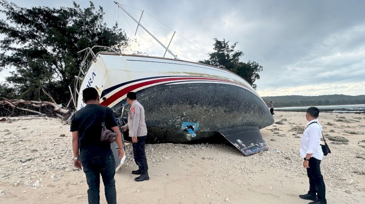 Kapolres Rote Ndao dan PJU Cek Kondisi Kapal Balamara di Pantai Duile