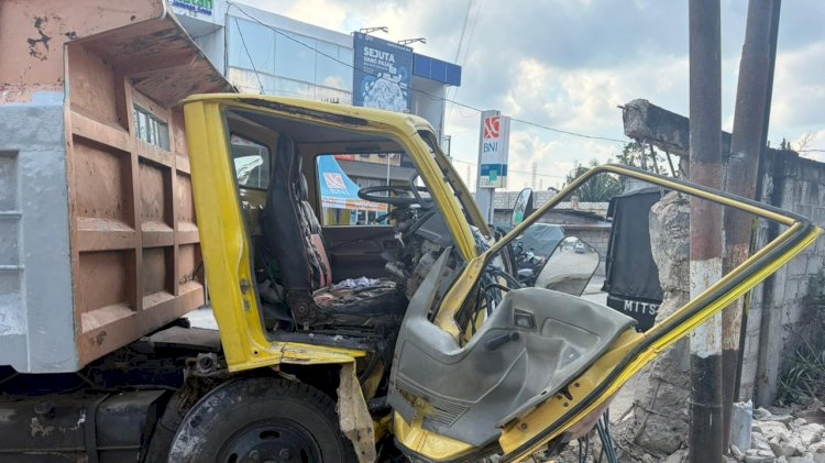 Seorang Pengemudi Mobil Dump Truck Meninggal Dunia Karena Menabrak Tembok Menghindari Pengendara Sepeda Motor