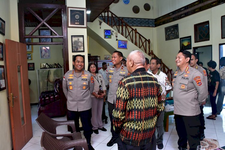 Momentum HUT Bhayangkara ke-80, Kapolda NTT Anjangsana ke Rumah Sesepuh Polri Irjen Pol. (Purn.) Jacky Uly Perkuat Silaturahmi dan Jalin Komunikasi untuk Kemajuan Polda NTT