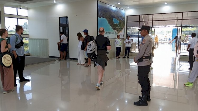 Polsek Lobalain Rutin Lakukan Pengamanan di Bandara D C Saudale, Jamin Keselamatan Penerbangan