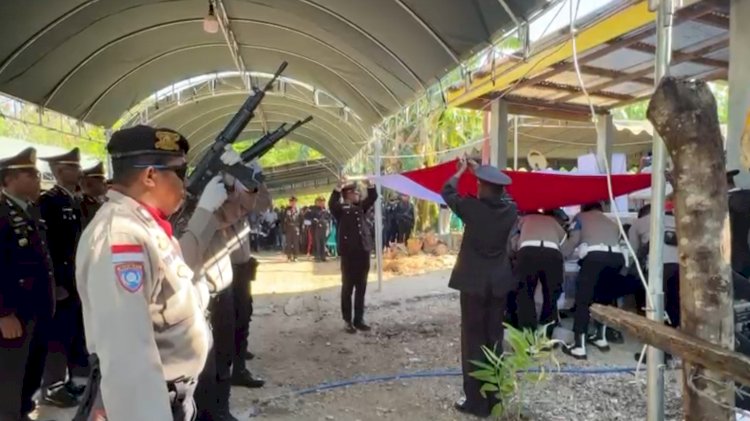 Kapolres Pimpin Upacara Pemakaman Kedinasan Polri, Penghormatan Terakhir Kepada Alm AIPTU Absi Sinlaeloe