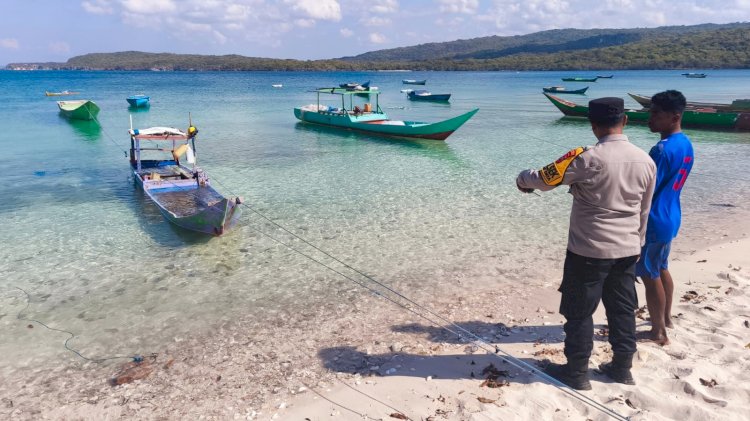 Kapal Terbalik di Desa Landu Karena Kemudi Patah, Seluruh Penumpang Selamat.