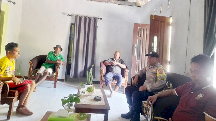Bhabinkamtibmas Polsek Rote Timur Sambangi Warga, Ajak Jaga Kamtibmas Tetap Kondusif