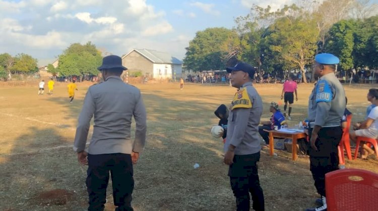Polsek Rote Barat Lakukan Pengamanan Pertandingan Sepakbola di Desa Oelolot