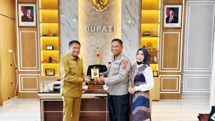 Kapolres Rote Ndao Pamit  Tugas Baru, Anggota DPRD Sematkan Tiilangga