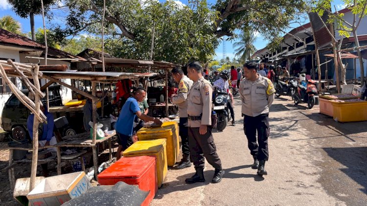 Patroli Jalan Kaki di Pasar Busalangga, Polsek Rote Barat Laut Pastikan Kenyamanan Masyarakat