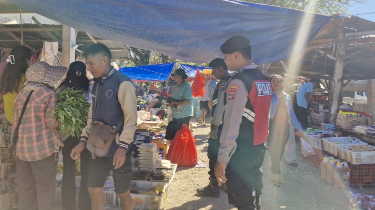 Patroli di Pasar Oetefu, Polsek Rote Barat Daya Pastikan Keamanan Masyarakat
