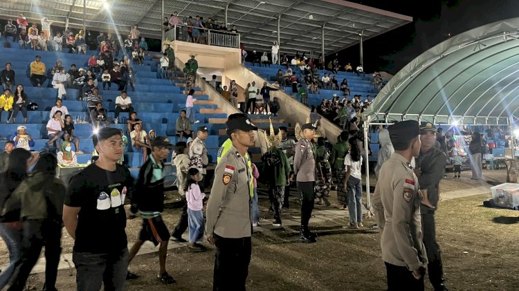 Personel Polres Rote Ndao Lakukan Patroli di Area Pameran Saat Berlangsungnya Kegiatan Lomba