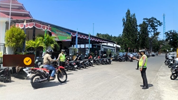 Pastikan Keamanan dan Kenyamanan Sholat Jumat, Satuan Lalu Lintas Polres Rote Ndao Lakukan Pengaturan Arus Lalu Lintas