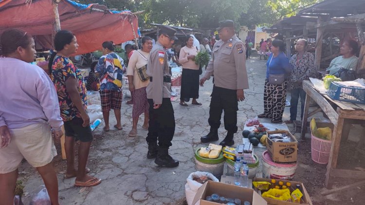 Patroli Dialogis di Pasar Siomeda, Personel Polsek Rote Tengah Ajak Warga Jaga Kamtibmas