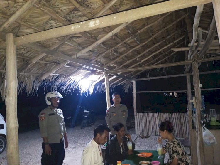 Patroli Malam, Polsek Rote Tengah Sambangi Wisata Pantai Leli Mengajak Masyarakat Jaga Kamtibmas