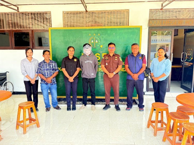Penyidik PPA Sat Reskrim Polres Rote Ndao Serahkan Tersangka dan Barang Bukti Kasus Persetubuhan Anak ke JPU