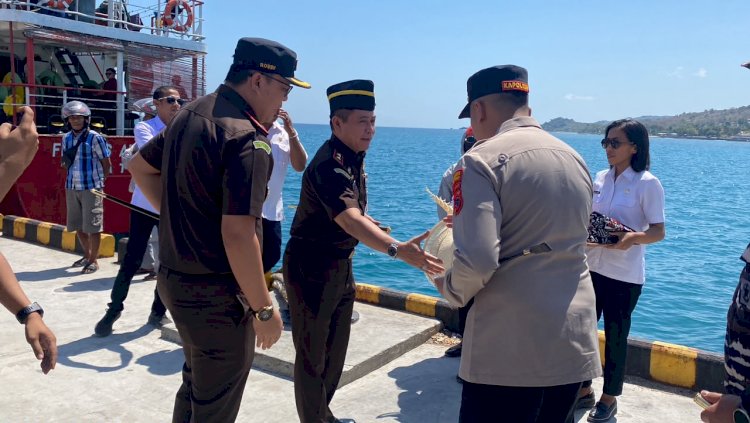 Bersama Forkopimda, Kapolres Rote Ndao Sambut Kedatangan Kajati NTT di Wilayah Rote Ndao