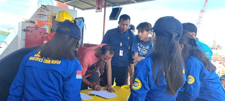 Bersih Dari Narkoba, Sat Resnarkoba Polres Rote Ndao Bersama Inskait Cek Urine Awak Kapal di Pelabuhan Ba'a