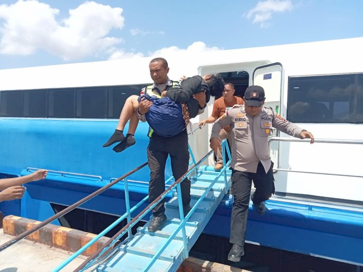 Aksi Heroik dan Humanis Anggota Polres Rote Ndao, Menggendong Penumpang Sakit Saat Turun Dari Kapal Cepat