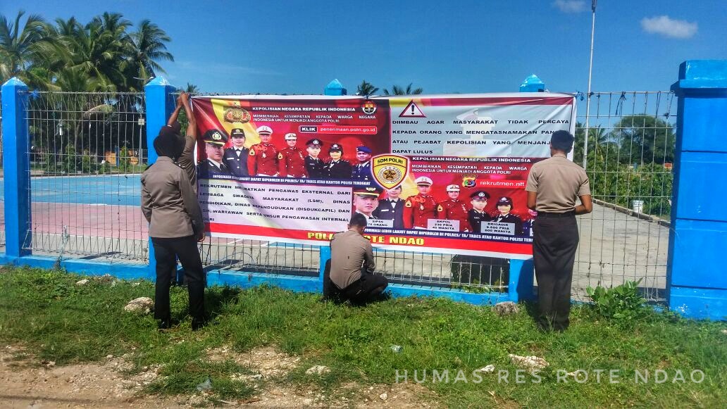 Lebih mensosialisasikan penerimaan anggota Polri Bag Sumda Polres Rote Ndao pasang spanduk