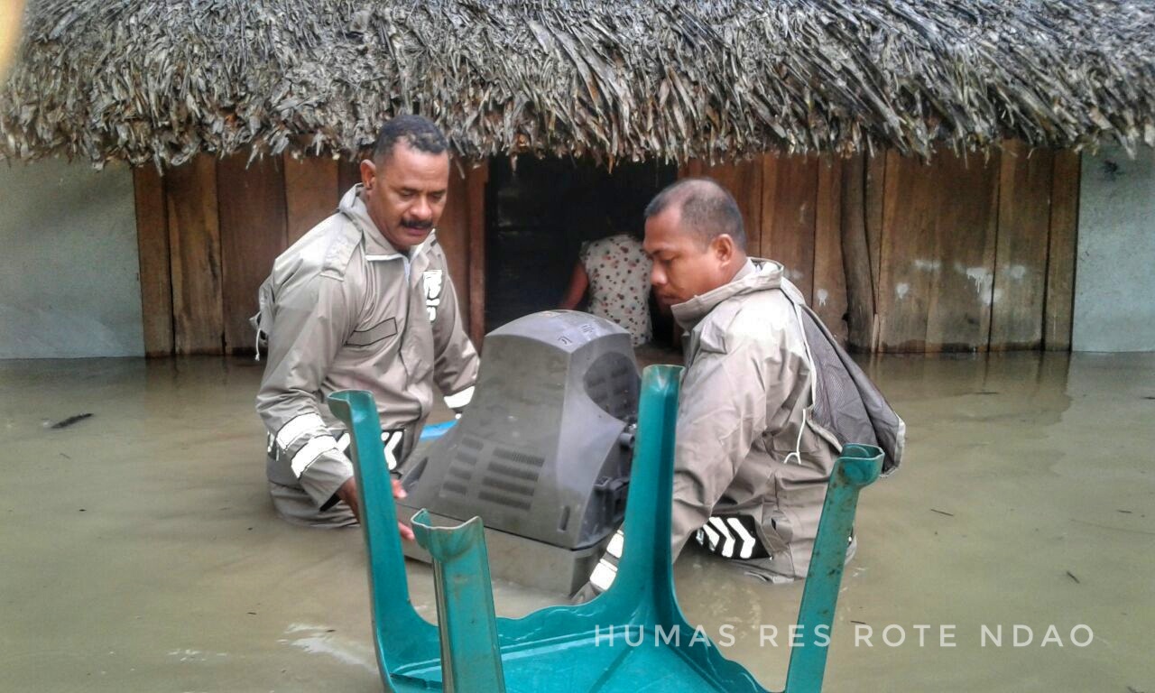 Bencana banjir melanda warga masyarakat di Desa Modosinal, Polsek sigap tanggapi kejadian