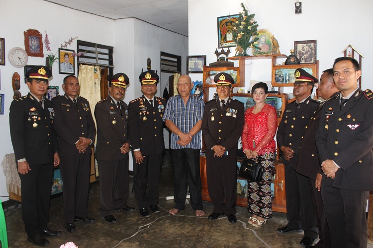HUT Bhayangkara ke 71, Polres Rote Ndao berikan bingkisan kepada Purnawirawan dan Warakawuri