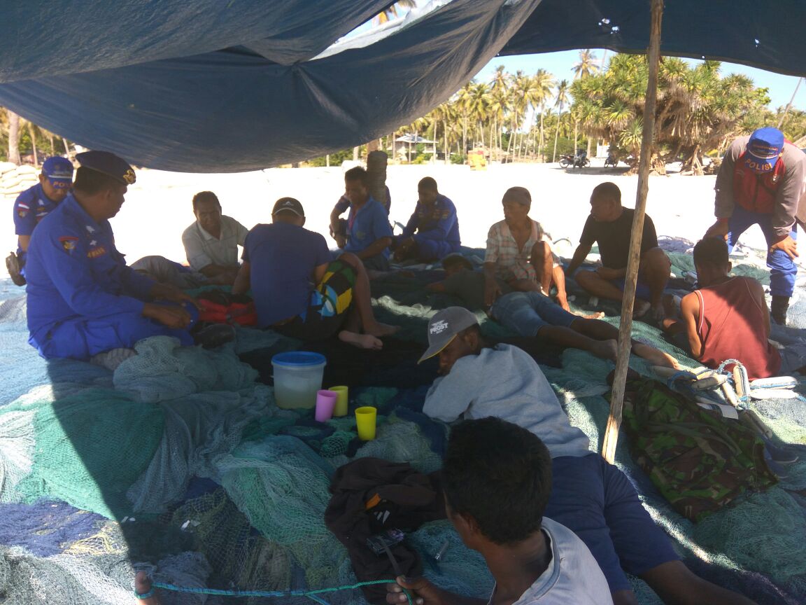 Sat Polair Polres Rote Ndao laksanakan patroli dialogis ke masyarakat pesisir pantai Oeseli
