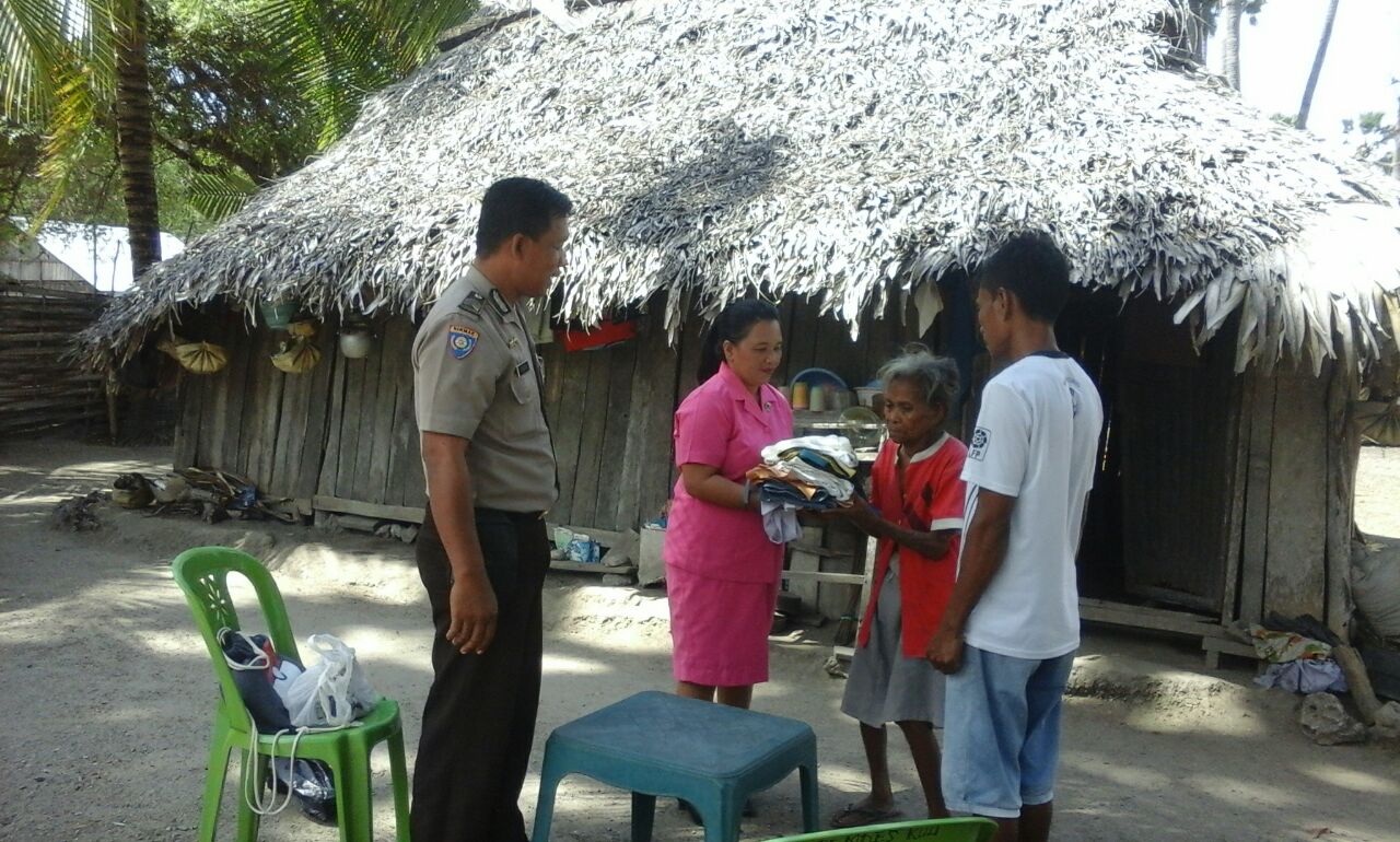 Peduli sesama Bhabinkamtibmas Desa Kuli berikan bantuan kepada warga