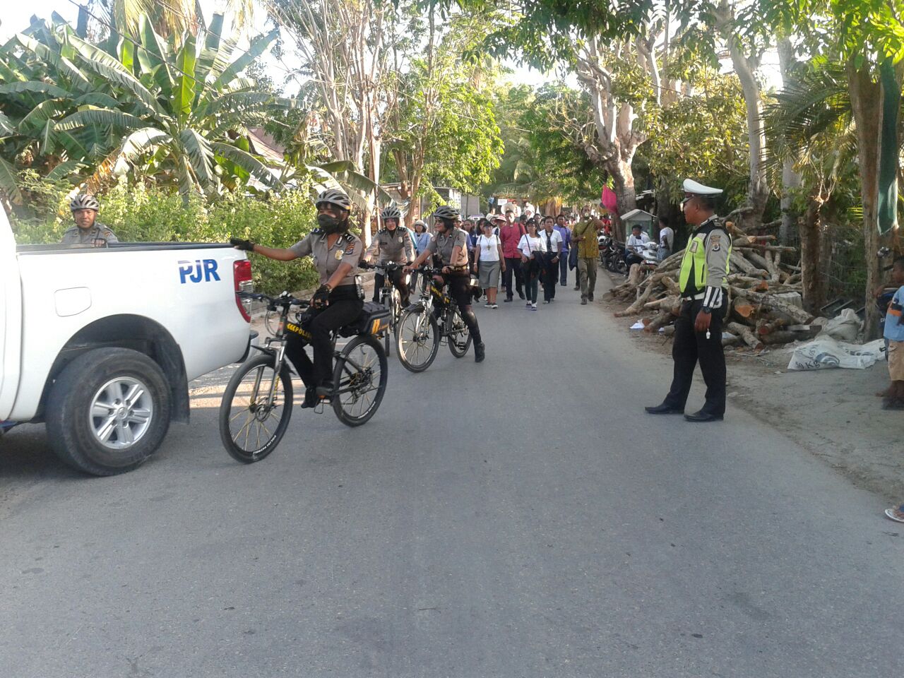 Puluhan personel Polres Rote Ndao amankan jalannya Pawai Gerejawi