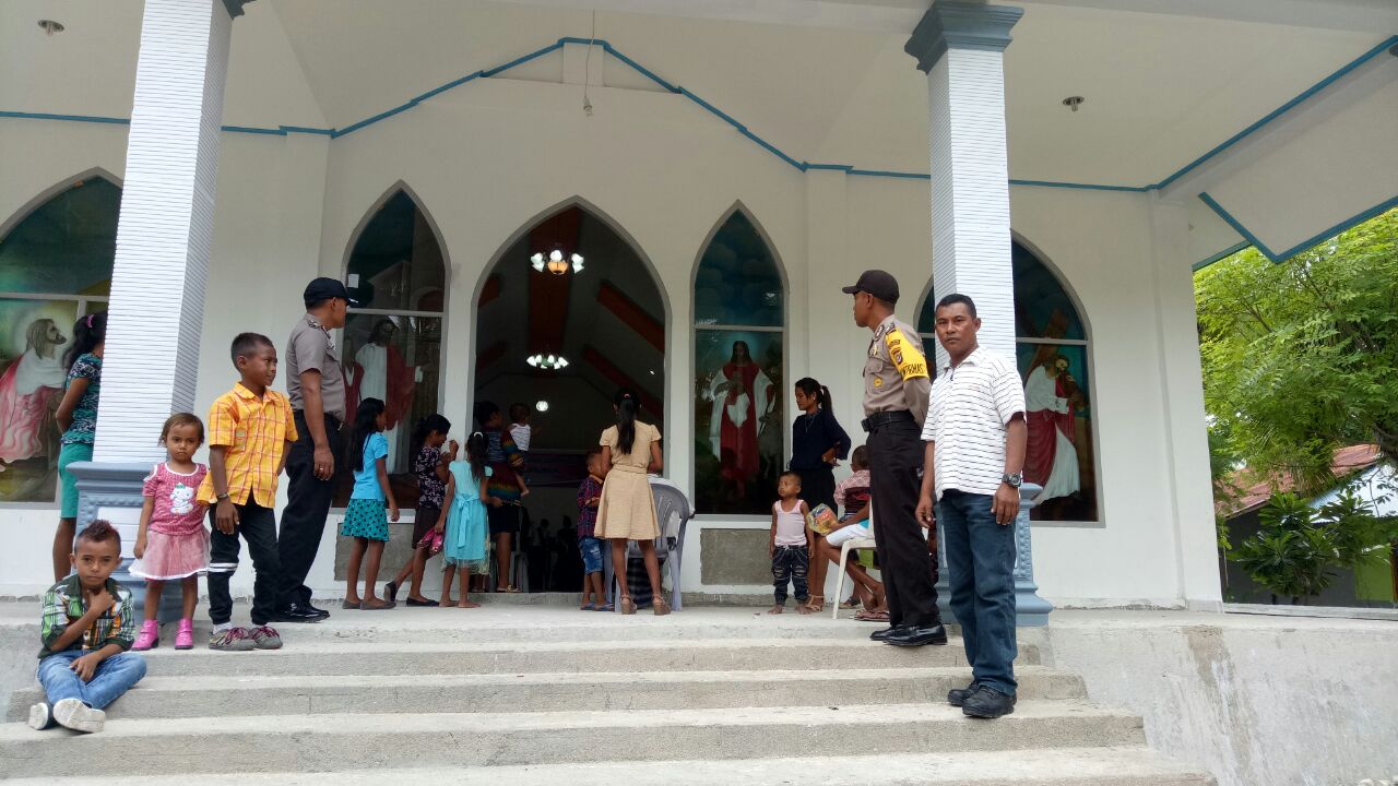 Bhabinkamtibmas Ndao Nuse amankan ibadah Misa Natal di Gereja pulau terluar