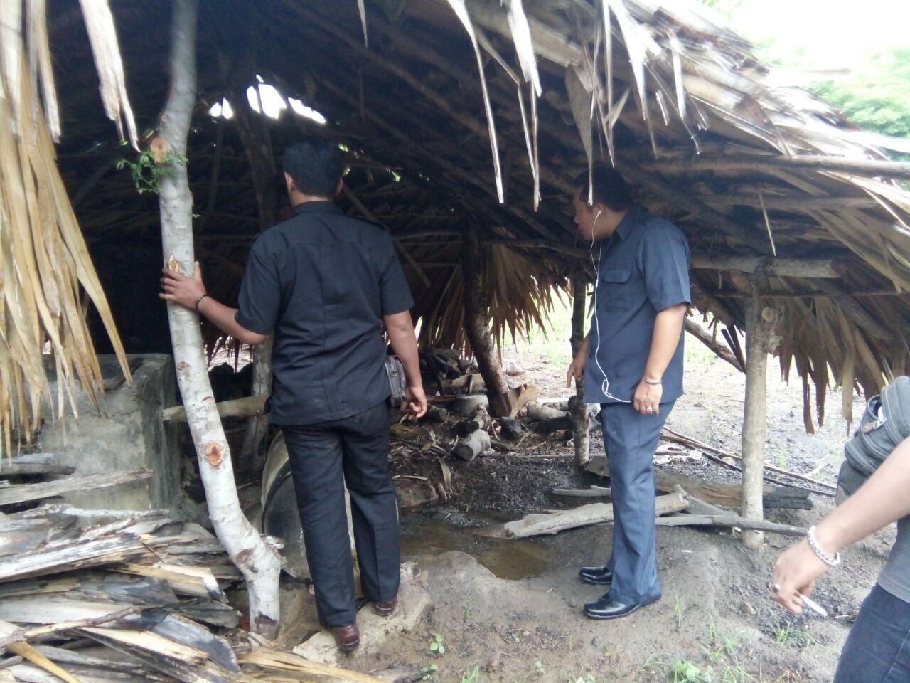Tim Satuan Intelkam Polres Rote Ndao gerebek lokasi penyulingan sopi