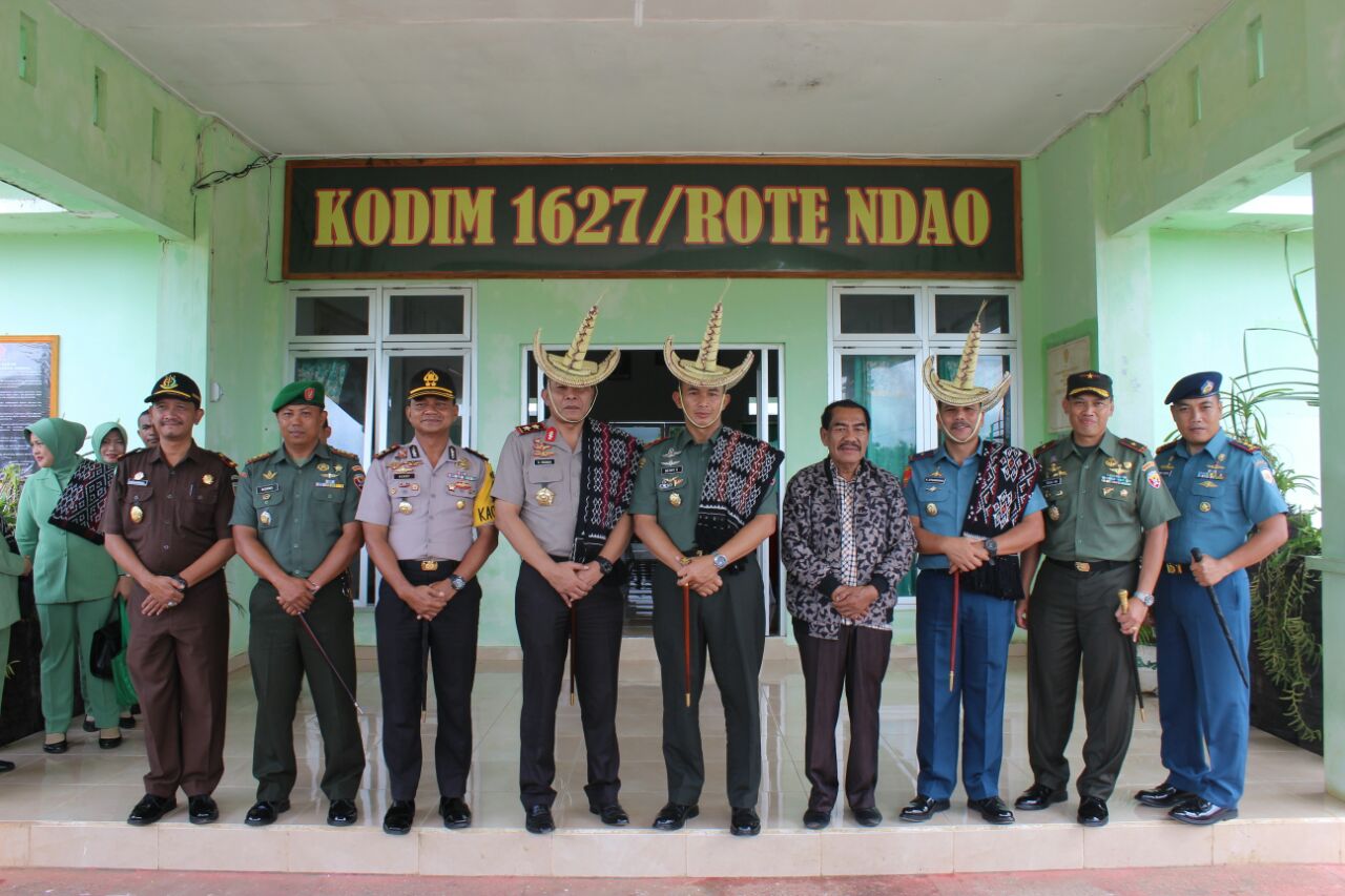 Salam kompak TNI - Polri sambut kedatangan Kapolda NTT dan Pangdam IX Udayana di Rote