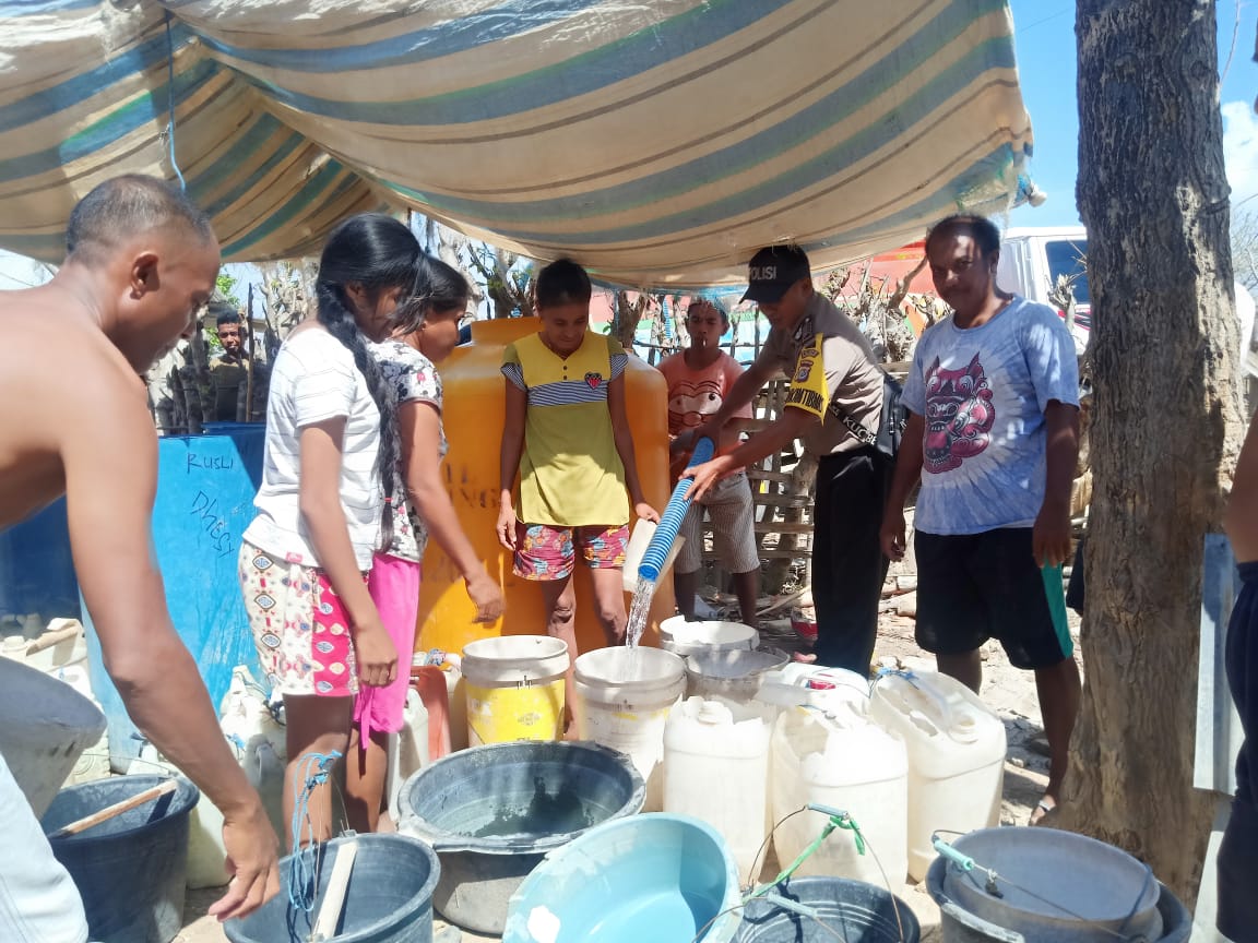 Bhabinkamtibmas Desa Daudolu Polsek Rote Barat Laut Berikan Bantuan Air Bersih Ke Warga Binaan Terdampak Kekeringan